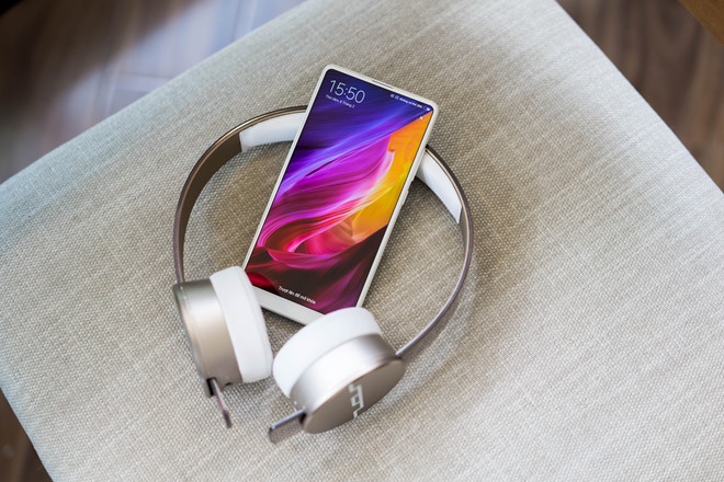 Gốm kỹ thuật hóa còn ghi điểm vì không cản sóng di động, Wi-Fi, Bluetooth, GPS.