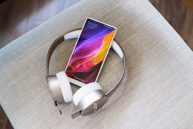 Gốm kỹ thuật hóa còn ghi điểm vì không cản sóng di động, Wi-Fi, Bluetooth, GPS.