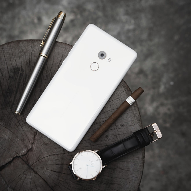 Vỏ sau của Mi Mix 2 làm bằng gốm nguyên khối.