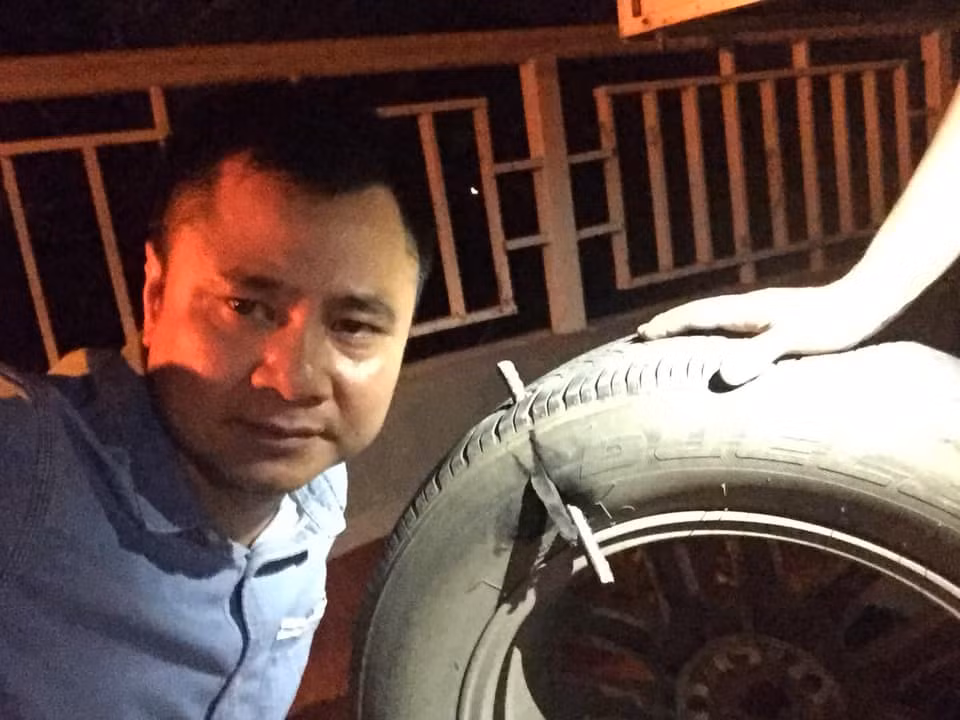 NSND Tu Long gap su co choang vang, phai dung duong hon 1 tieng-Hinh-4