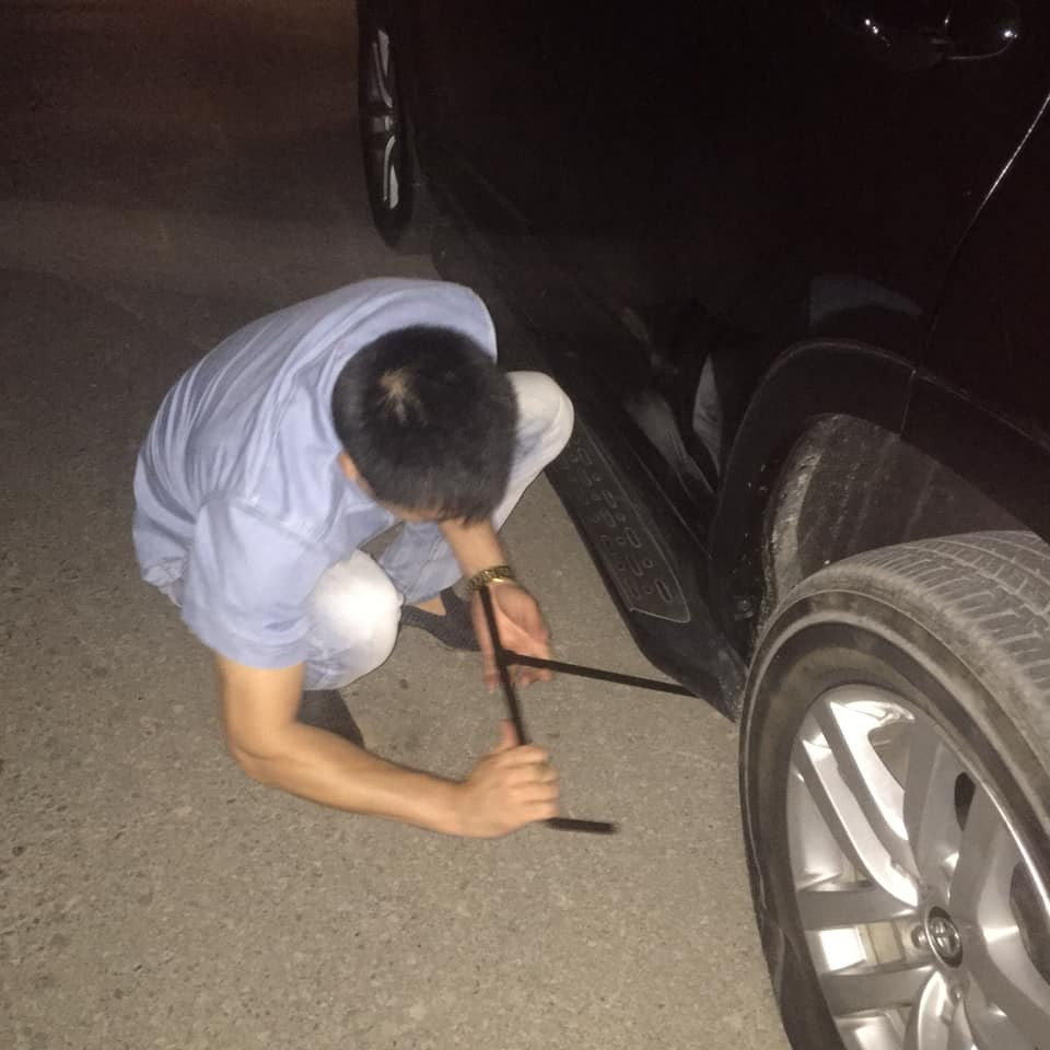 NSND Tu Long gap su co choang vang, phai dung duong hon 1 tieng-Hinh-3