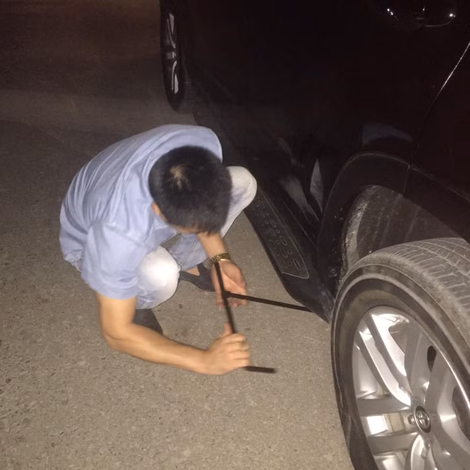 NSND Tu Long gap su co choang vang, phai dung duong hon 1 tieng-Hinh-3