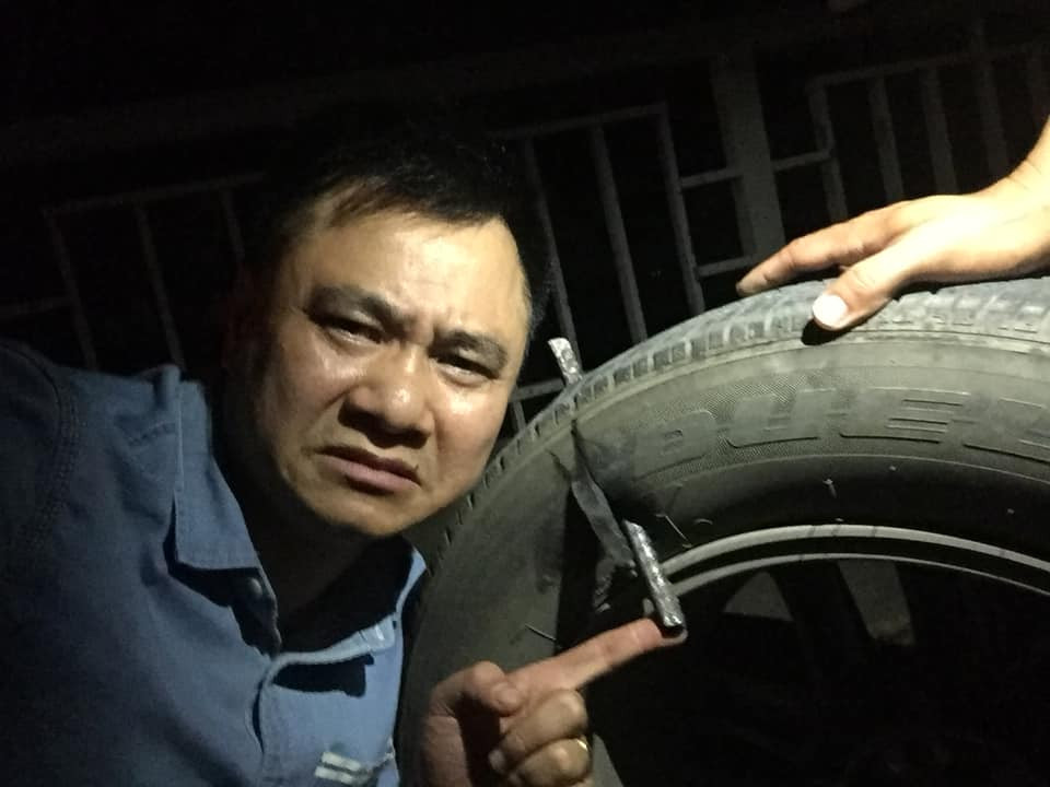 NSND Tu Long gap su co choang vang, phai dung duong hon 1 tieng