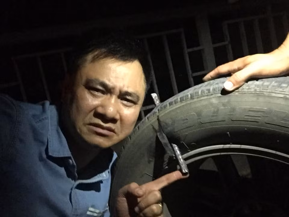 NSND Tu Long gap su co choang vang, phai dung duong hon 1 tieng