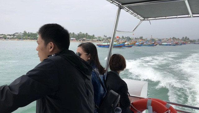 Cùng với cửa kính bên rộng, ở cuối tàu còn được thiết kế một khoảng boong trống khá rộng và mái che để du khách ngắm cảnh.