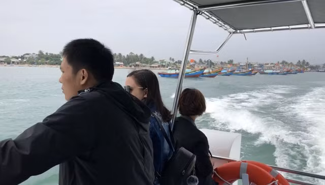 Cùng với cửa kính bên rộng, ở cuối tàu còn được thiết kế một khoảng boong trống khá rộng và mái che để du khách ngắm cảnh.