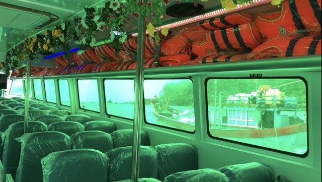 Một góc bên trong của khoang và thiết bị an toàn cho khách trong quá trình chạy tàu.