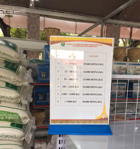 Bảng giá dán tại gian hàng cho khách tham khảo.