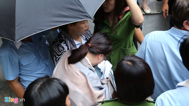 Bà Hồ Thị Thủy và Nguyễn Thị Thi, nhân viên phòng khách hàng của Eximbank chi nhánh TP.HCM, bị bắt. Ảnh: Trương Khởi.