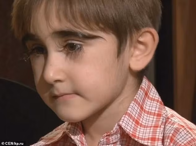 Cau be so huu hang mi cong vut, dai 4,3 cm khien chi em 