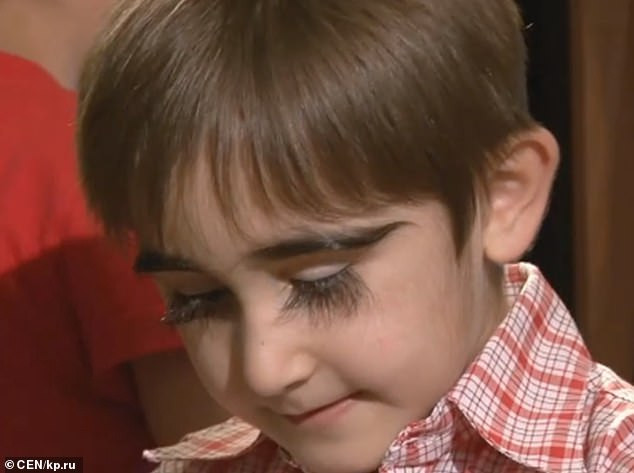 Cậu bé sở hữu hàng mi cong vút, dài 4,3 cm khiến chị em "phát hờn" Cau be so huu hang mi cong vut, dai 4,3 cm khien chi em