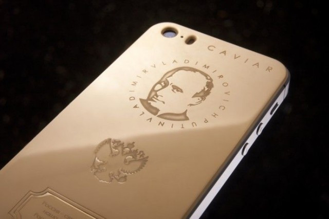  1. Iphone 5s Gold Putin Chiếc điện thoại có tên Caviar iPhone 5s Supermo Putin, là tác phẩm của hãng chế tác trang sức Perla Penna, chỉ được sản xuất ở Nga. Chiếc iPhone 5s này được mạ vàng 18K và có hình ảnh của Tổng thống Nga, được bán với giá 4.363 USD (gần 100 triệu đồng).