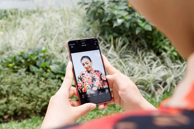 Oppo F5 voi camera 20 MP sap ra mat