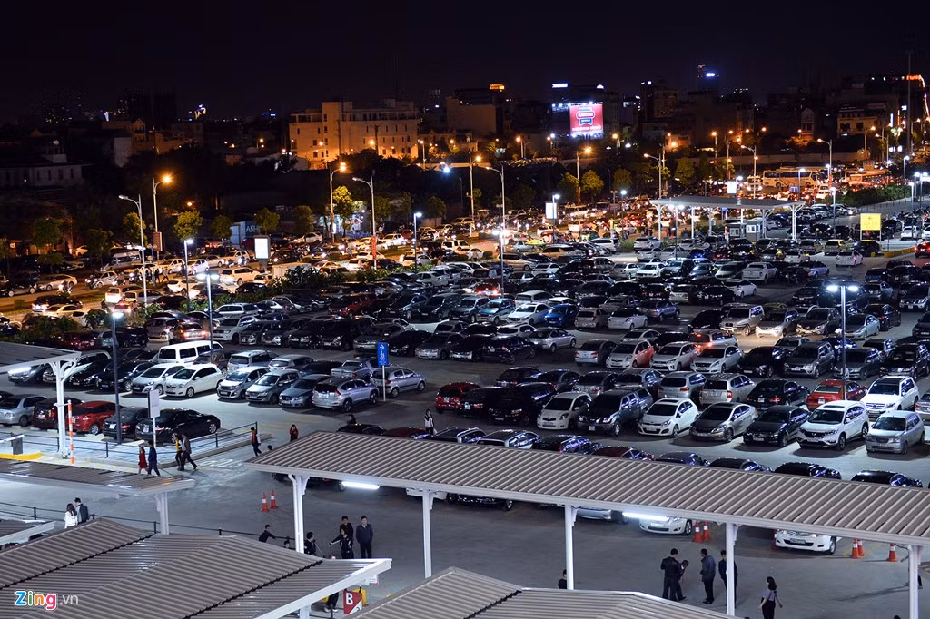 Bãi đỗ ôtô cũng chật cứng. Nhiều khách từ trung tâm thủ đô vượt qua sông Hồng sang đây vui chơi ngày cuối tuần.