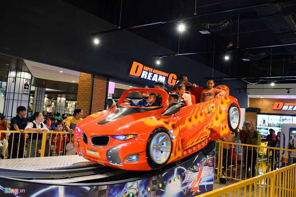 Các điểm vui chơi như đi ôtô điện, đánh bowling, chơi game, khách phải xếp hàng chờ đến lượt.