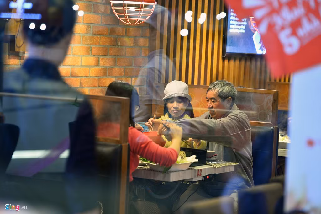 Các nhà hàng ăn uống khác theo phong cách nước ngoài cũng thu hút đông các gia đình.