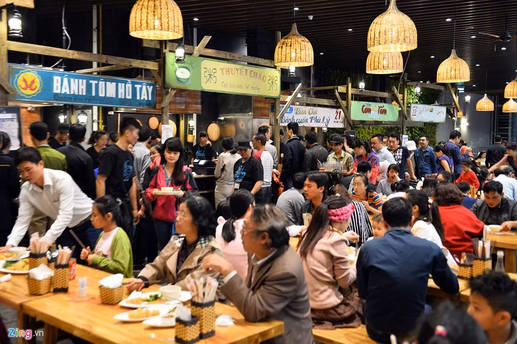 Nơi bán các món ăn ba miền, nhân viên làm việc luôn tay, còn khách tự bưng bê.