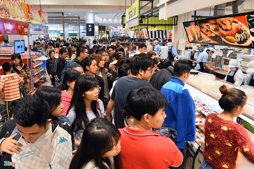 Theo giới thiệu, tại khu ẩm thực này có nhiều món ăn không nơi nào khác bán. Do vậy, nhiều người quyết tâm chờ để được thưởng thức.