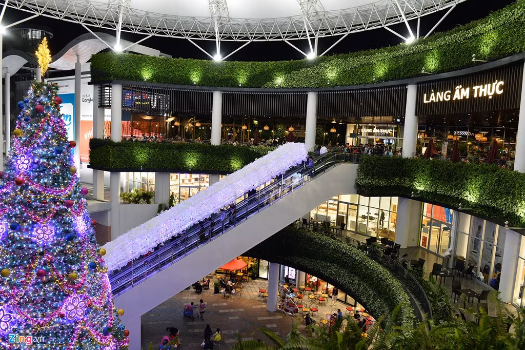 Trung tâm thương mại này do một tập đoàn Nhật Bản đầu tư với số vốn lên tới 200 triệu USD, được xây dựng trên mặt bằng 9,6 ha.