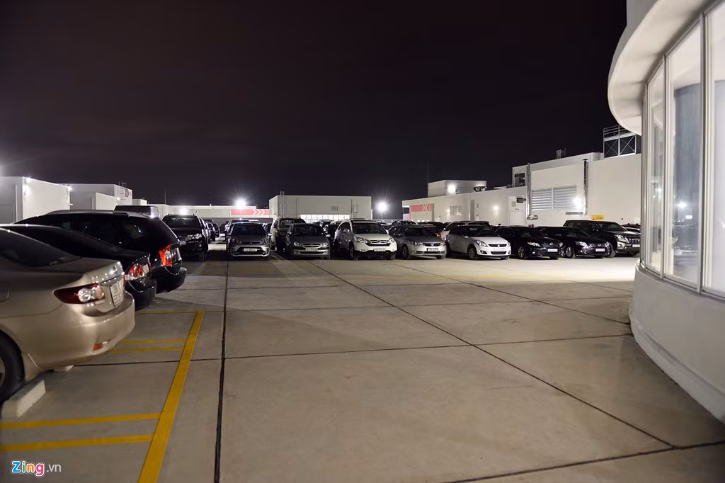 Ngoài bãi đỗ xe dưới tầng một, trung tâm này còn có thêm một khu để ôtô rộng rãi trên tầng thượng.
