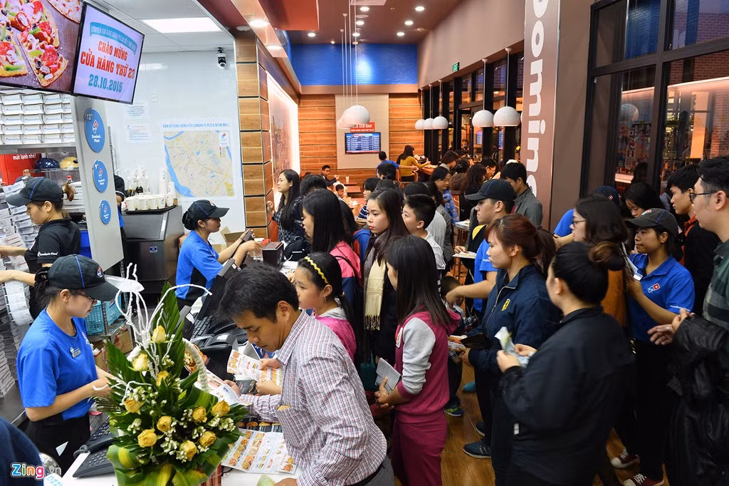 Gian hàng bán bánh pizza cũng thu hút đông khách sau khi có chương trình giảm giá hơn 50%. Món ăn nổi tiếng của Italy bán tại đây chỉ có 58.000 đồng/chiếc.
