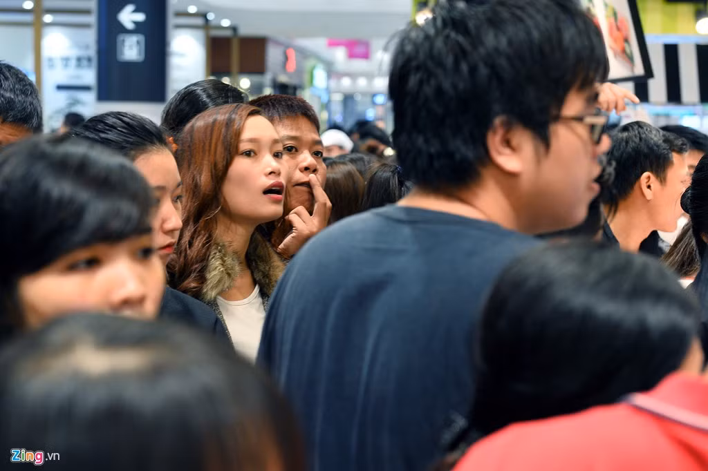 Nhiều người tỏ ra sốt ruột nhưng vẫn kiên nhẫn chờ.