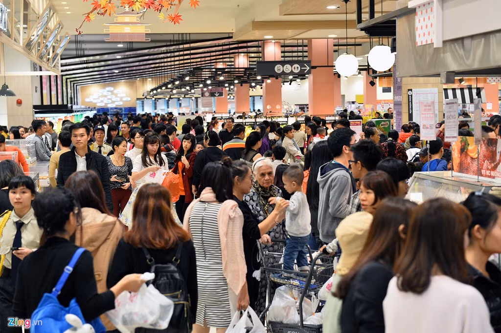 Siêu thị và các gian bán đồ ăn nhanh kiểu Nhật thu hút đông khách nhất.