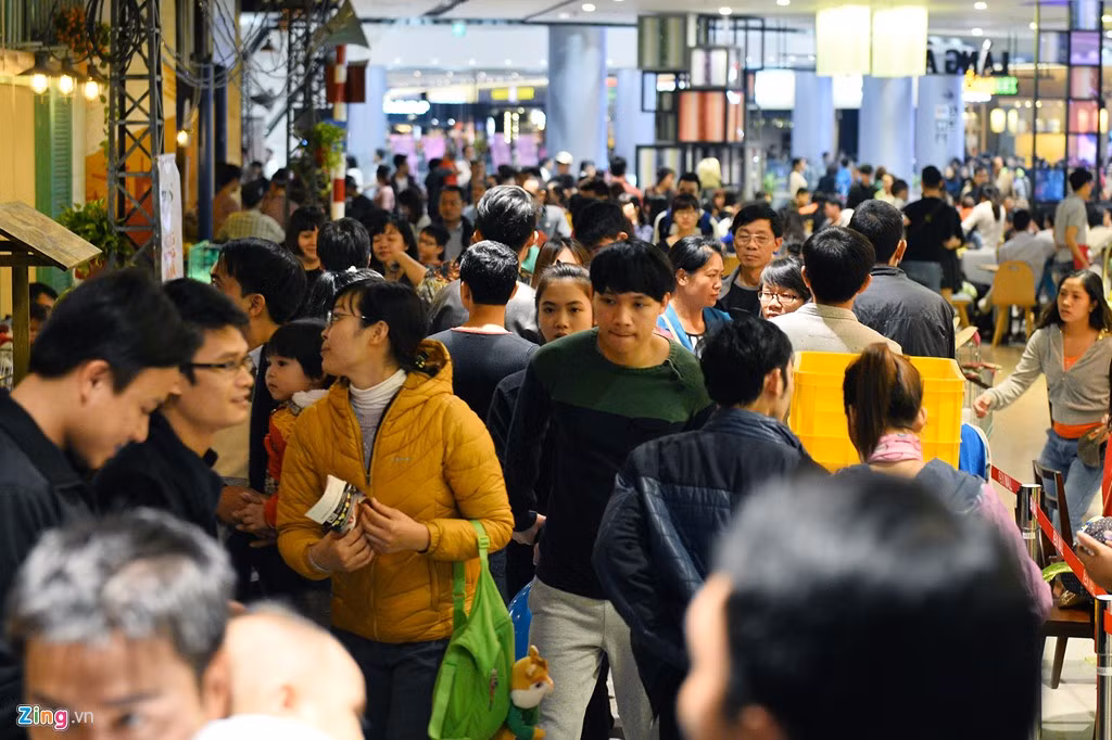 Tối 1/11, hầu như các địa điểm bên trong đều chật cứng người.