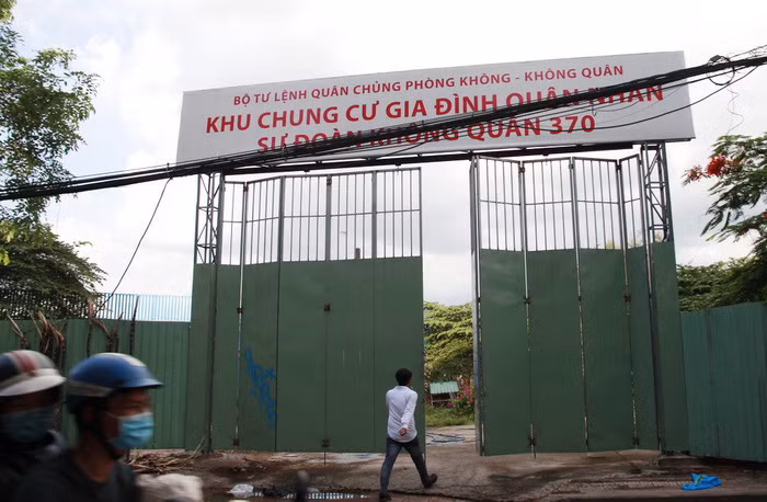 Cổng vào khu đất dự án chung cư gia đình quân nhân sư đoàn không quân 370. Ảnh: Hoàng Đông.