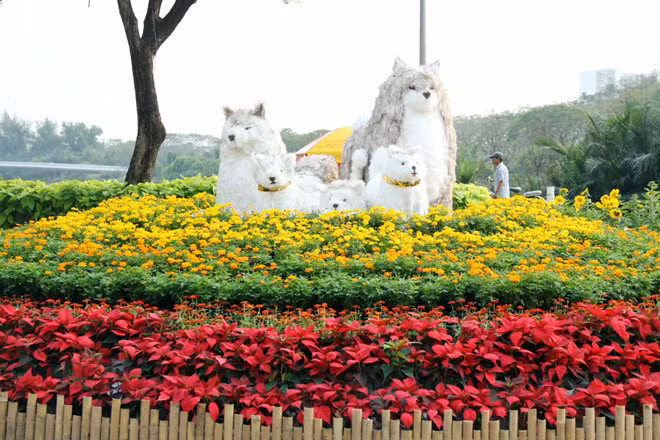 Hình ảnh linh vật của năm Mậu Tuất được dựng tại khu vực cổng của hội hoa xuân ở “khu nhà giàu”.