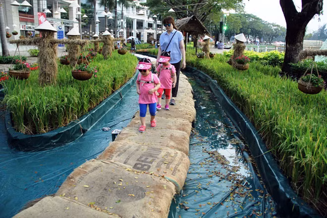 Các em nhỏ người nước ngoài tung tăng trên con đường xuân