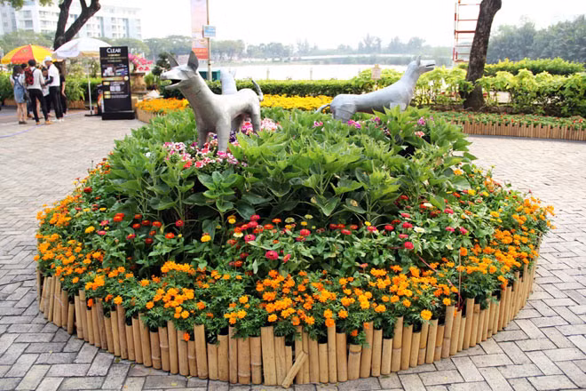  Linh vật của năm được dựng lên 3 hướng nhìn khác nhau. Linh vật cũng được làm theo hướng ngẩng cao đầu, hùng dũng.