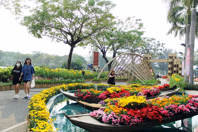 Chiều 9.2, Hội chợ hoa xuân Phú Mỹ Hưng (quận 7, TP.HCM) chính thức khai hội đón khách. Với chủ đề “Sông nước tình xuân”, Hội hoa xuân Phú Mỹ Hưng là một không gian văn hóa mang đậm bản sắc của vùng Nhà Bè xưa nói riêng và Nam bộ nói chung.