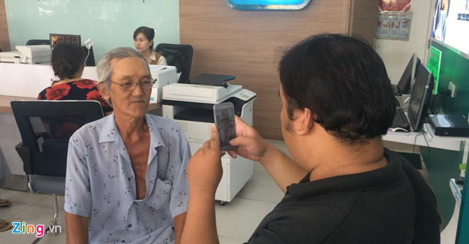 Vì đã sử dụng SIM chính chủ trước đó nên nhiều người tỏ ra khó chịu việc nhà mạng chụp ảnh chân dung mình. Ảnh: Phúc Minh.