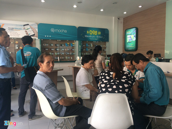Nhiều người nhốn nháo đến đăng ký bổ sung thông tin cho nhà mạng tại một cửa hàng. Ảnh: Phúc Minh.