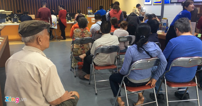 Nhiều người già ngồi chờ hàng giờ đợi đến lượt đăng ký. Ảnh: Phúc Minh.