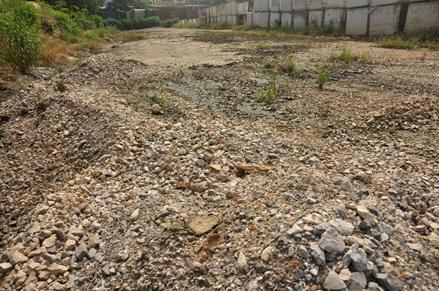 Ảnh: Ngổn ngang trên tuyến đường đổi bằng 180ha đất "vàng" ở Long Biên - Hình 6 Anh: Ngon ngang tren tuyen duong doi bang 180ha dat