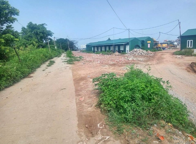 Ảnh: Ngổn ngang trên tuyến đường đổi bằng 180ha đất "vàng" ở Long Biên - Hình 9 Anh: Ngon ngang tren tuyen duong doi bang 180ha dat