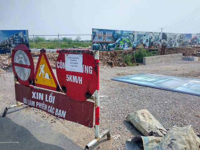 Ảnh: Ngổn ngang trên tuyến đường đổi bằng 180ha đất "vàng" ở Long Biên - Hình 10 Anh: Ngon ngang tren tuyen duong doi bang 180ha dat