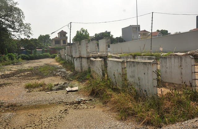 Ảnh: Ngổn ngang trên tuyến đường đổi bằng 180ha đất "vàng" ở Long Biên - Hình 2 Anh: Ngon ngang tren tuyen duong doi bang 180ha dat