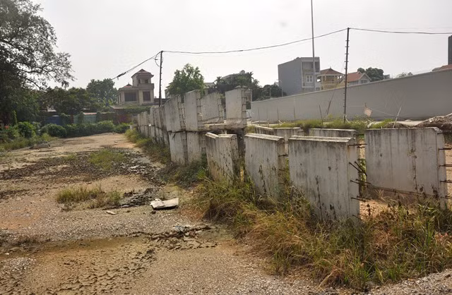 Anh: Ngon ngang tren tuyen duong doi bang 180ha dat 