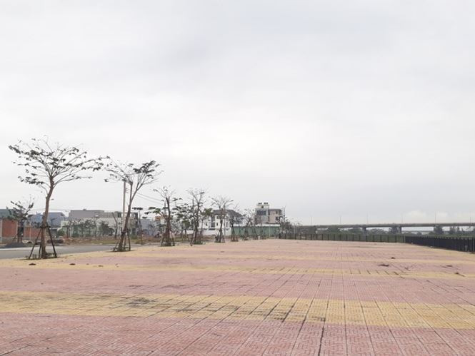 4. Khu đô thị sinh thái Phú Gia ven sông (Phú Gia Villa Compound). Dự án này nằm trên địa bàn phường Hòa Xuân, quận Cẩm Lệ , do Công ty CP đầu tư Nhất Gia Phúc làm chủ đầu tư, có tổng vốn 600 tỉ đồng, được quy hoạch trên diện tích 22 ha, trong đó 70% đất dành cho mảng xanh. Chủ đầu tư dự kiến hoàn thành dự án sau 18 tháng thi công kể từ tháng 5-2012, tuy nhiên đến nay dự án vẫn còn dang dở.