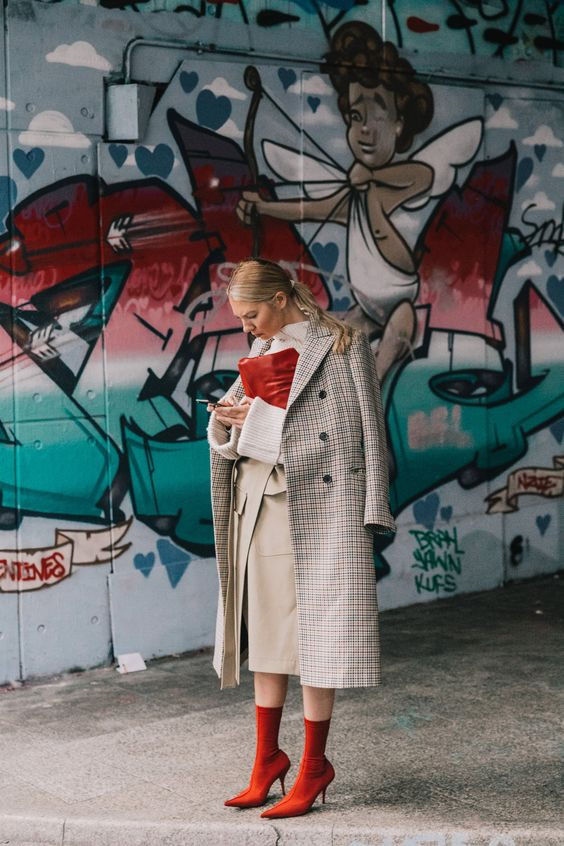 Boots vớ cổ chân: Hay còn gọi là sock boots, đây là sự kết hợp của đôi giày cao gót mũi nhọn truyền thống và đôi vớ cùng màu ôm sát cổ chân. Cách kết hợp này biến giày cao gót thành đôi boots cá tính, ôm sát khoe cổ chân thon thả. Màu đen, đỏ, trắng là 3 màu được tín đồ thời trang yêu thích nhất trong năm nay. Với thời tiết Việt Nam, bạn hoàn toàn có thể diện được mẫu giày này, thay vì chọn boots da thường nóng nực. Phần cổ chân được làm bằng chất liệu thun co giãn, đem lại sự thoải mái cho người diện.