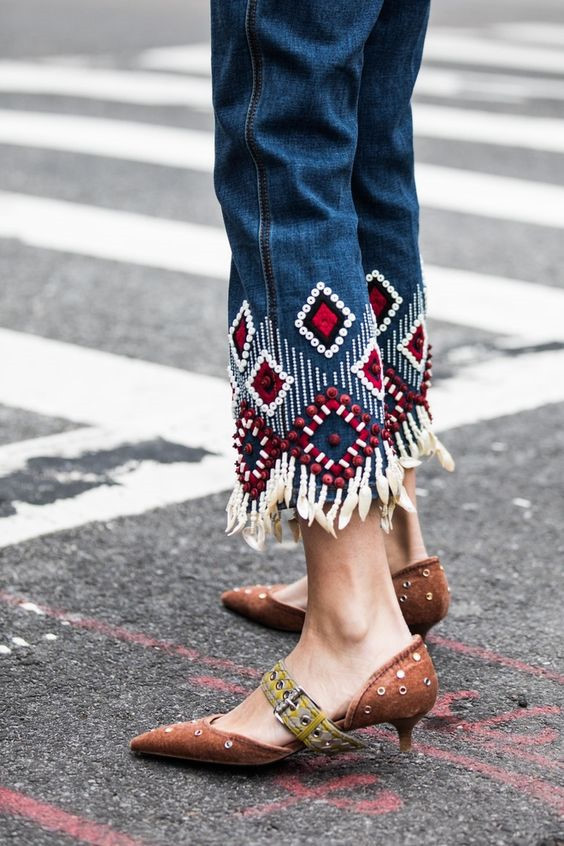 Giày Kitten Heels: Các cô gái trẻ từ hơn 40 năm trước thường chê cười kiểu gót 3 cm này là dành cho phụ nữ lớn tuổi. Nhưng đối với năm 2018, Kitten Heels bùng nổ mạnh mẽ và được fashionista trên toàn thế giới đón nhận. Đặc điểm mũi nhọn, gót cao 3 cm nằm ngay dưới gót chân giúp phái đẹp duyên dáng, thanh lịch mà vẫn di chuyển thoải mái suốt cả ngày dài.