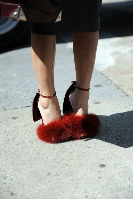 Giày đính lông: Tuy mang đặc điểm phù hợp với mùa đông, mẫu giày này lại được dự đoán sẽ làm mưa làm gió trong mùa mốt Xuân Hè. Cơn sốt kỳ lạ ấy bắt nguồn từ Gucci, với những đôi mule lụa được đính lông trang trí. Trên khắp các đường phố, tín đồ thời trang mê mẩn diện mẫu giày sandals cao gót hoặc dép bệt đính lông trang trí trên quai. Màu sắc đa dạng như đỏ, vàng, xanh lá, khiến đôi chân như nhảy múa cùng sắc màu trên phố.