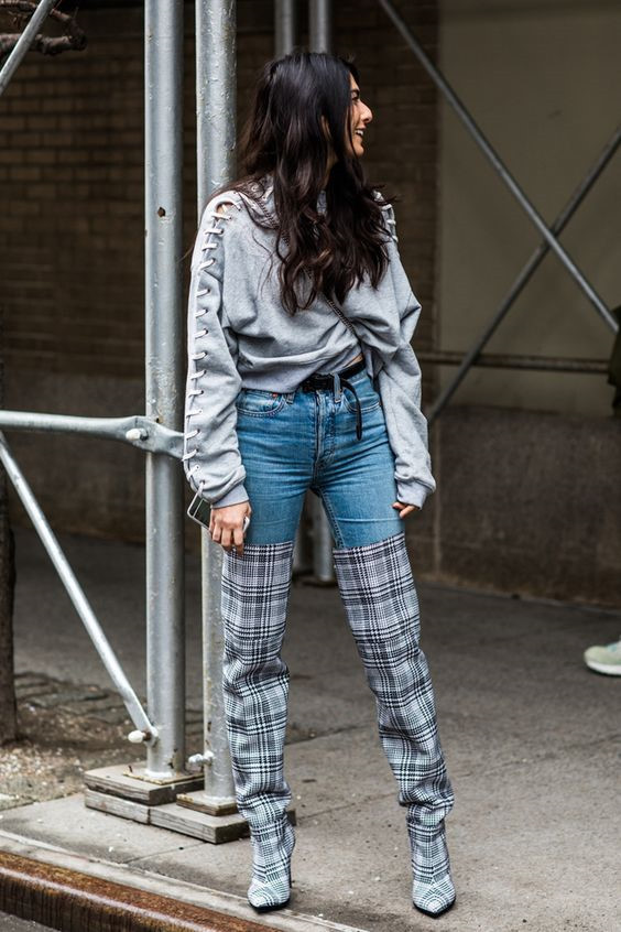 Giày boots trên gối: Thiết kế này từng được đánh giá là một trong những mẫu giày xấu xí và kém thông minh nhất, khi người mặc khó di chuyển và khó kết hợp trang phục. Vì một lý do nào đó, các nhà mốt quay trở lại ưa chuộng kiểu giày này và đưa lên hàng loạt bộ sưu tập đình đám. Vì sự ảnh hưởng đó, boots cao trên gối bắt đầu được giới mộ điệu đón nhận và diện chúng trên phố. Tuy vậy, vẫn có một trường phái phản đối xu hướng này quay lại, vì vẻ ngoài cồng kềnh và sự nổi bật quá đáng.