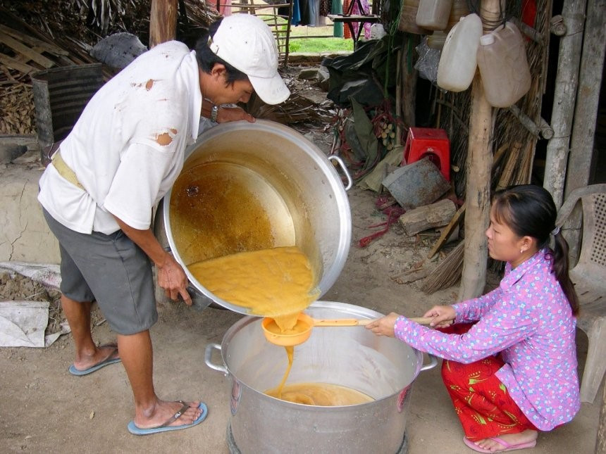 Nấu đường thốt nốt.