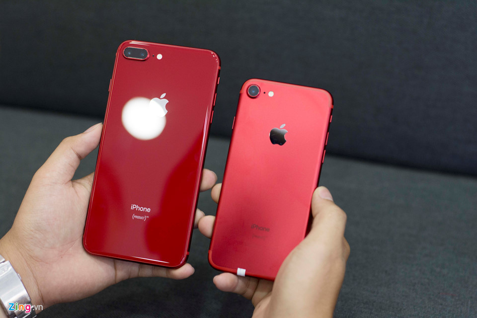 So với màu đỏ trên iPhone 7 và 7 Plus , iPhone 8 Plus RED có phần đậm đà và bóng bẩy hơn nhờ lưng kính.