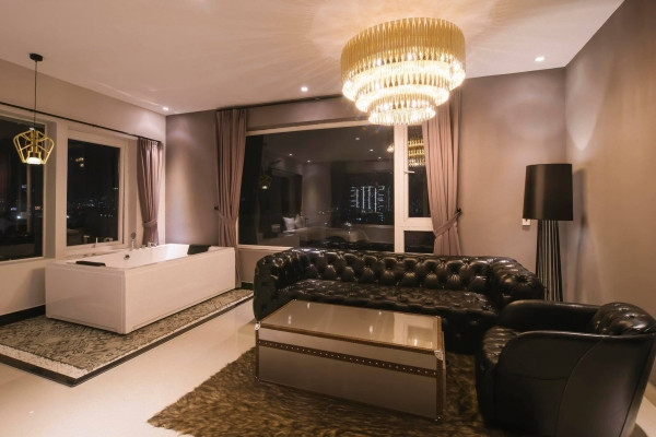 “Het hon” khach san co bon tam lo thien nhin ngam toan Sai Gon