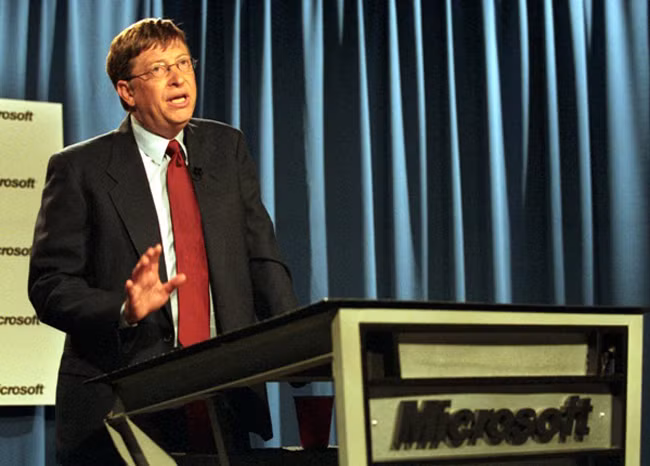 Ngược lại, Gates nghĩ rằng phần lớn thành công của Apple sau iPhone đều đến từ Jobs chứ không phải từ triết lý "đóng" của Apple. "Cách tiếp cận ‘kín' này khá hiệu quả vì Steve vẫn còn nắm quyền, nhưng không có nghĩa rằng nó sẽ tiếp tục thành công trong tương lai", Gates nói.